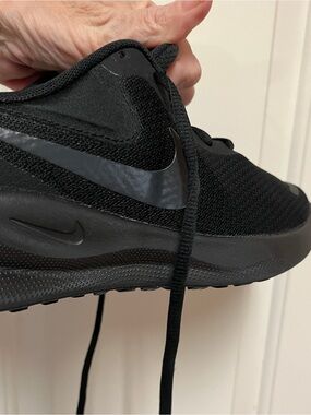 Black Nike Revolution Size 8 Women's Hardly Worn Black off Noir w OG Box